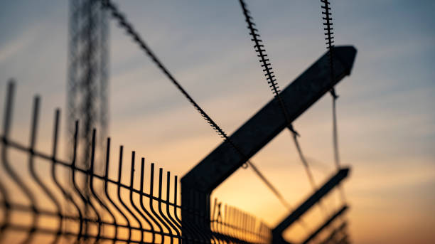 zone de barbelés - barbed wire fence wire danger photos et images de collection