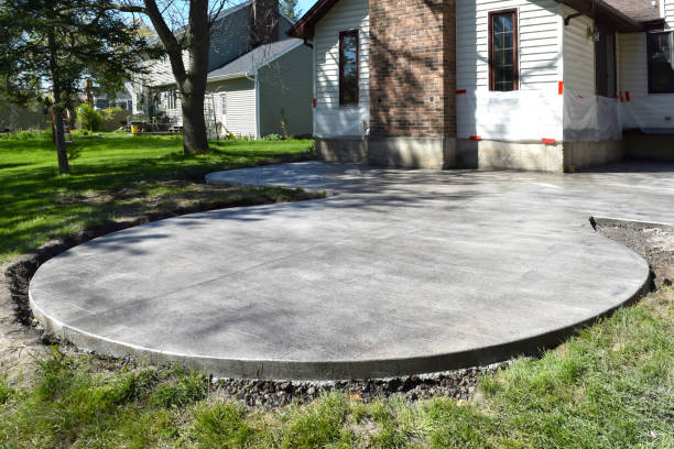 nouvelle maison patio construction concrete cement foundation builders smooth surface - concrete driveway cement construction photos et images de collection