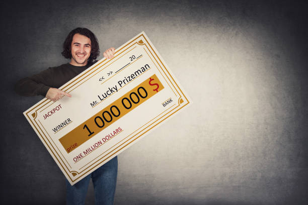 Excited man holding a lottery winner bank check. Happy guy jackpot winning one million dollars prize. Big banner announcing the main award. Wealth, luck and success concept. Becoming a millionaire hombre emocionado sosteniendo un cheque bancario ganador de la lotería. el premio mayor de happy guy ganó un premio de un millón de dólares. gran pancarta anunciando el premio principal. riqueza, suerte y concepto de éxito. convertirse en millonario