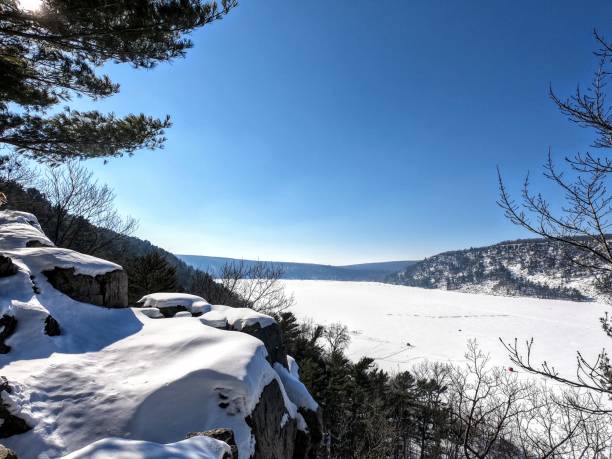 vista do lago dos demônios durante o inverno. - devils lake - fotografias e filmes do acervo