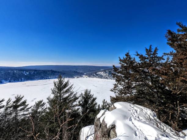 vista do lago dos demônios durante o inverno. - devils lake - fotografias e filmes do acervo