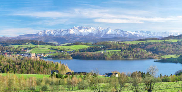 paesaggio con lago czorsztyn e montagne innevate di tatra - lesser poland foto e immagini stock