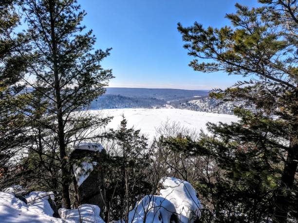 vista do lago dos demônios durante o inverno. - devils lake - fotografias e filmes do acervo