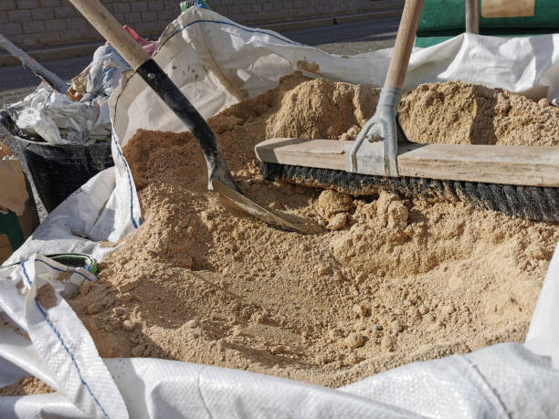 borsa di sabbia, pala e casco, lavori di rottura in cantiere - urbanity foto e immagini stock