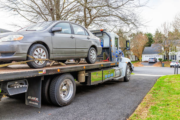 coche en entrada con camión de vehículo de remolque de torre debido a problemas de fuga de combustible dañan la seguridad en el residencial del vecindario de virginia - towing away fotografías e imágenes de stock