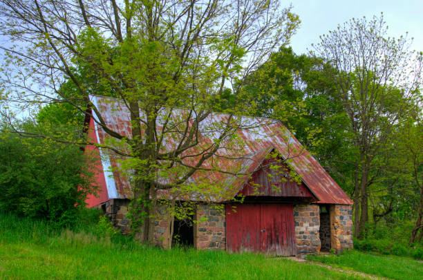 istock Barn-Old Barn -Deserted Farm-Hamilton County Indiana 1318514069