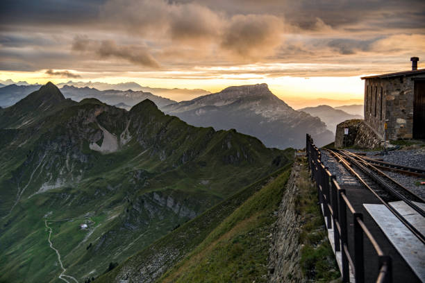 スイス、ベルンアルプスのブリ�エンツ・ロートホルンへの歯車鉄道の終点駅 - switzerland european alps mountain alpenglow ストックフォトと画像
