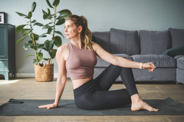 自宅でスポーツをしているスポーツウェアの女性 - relaxation exercise stretching exercising women ストックフォトと画像