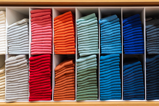 istock cerrar calcetines de algodón de colores en el estante en la tienda de ropa 1318519683