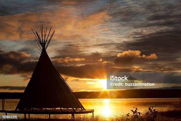 Foto de Tenda Em Um Pôrdosol e mais fotos de stock de Cabana - Barraca Doméstica - Cabana - Barraca Doméstica, Canadá, Tribo Norte-Americana