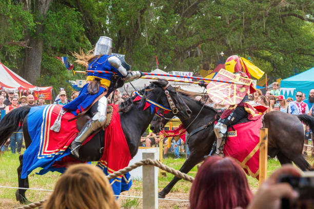 lady rayka y sir tristan de equus nobilis joust en el festival del renacimiento del área de la bahía - nobilis fotografías e imágenes de stock