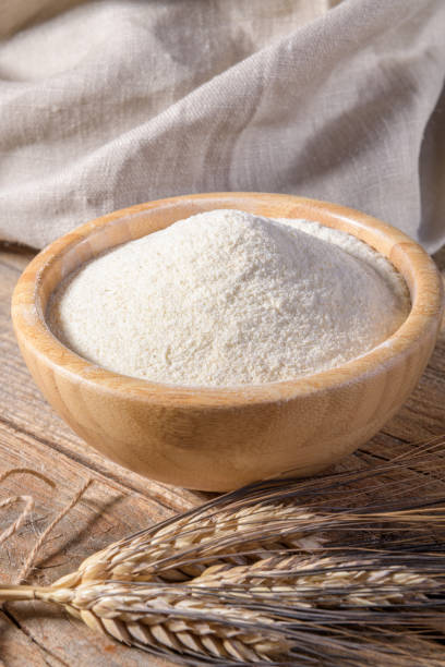 나무 테이블에 나무 그릇에 통밀 듀럼 가루 - whole wheat flour 뉴스 사진 이미지