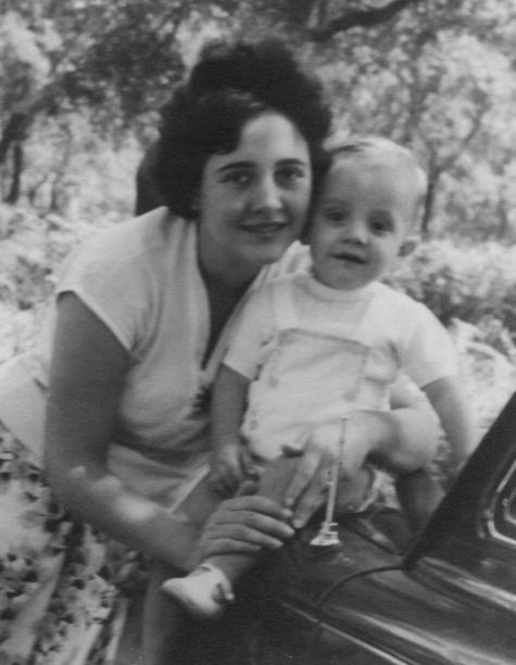 vintage czarno-białe zdjęcie zrobione w latach 60-tych młodej kobiety pozowanie z jej dziecko syn malucha - archival zdjęcia i obrazy z banku zdjęć