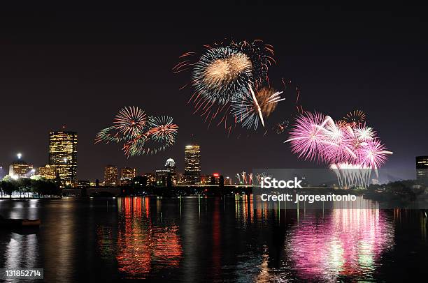 Photo libre de droit de Feux Dartifice Sur Boston banque d'images et plus d'images libres de droit de Boston - Massachusetts - Boston - Massachusetts, Feu d'artifice, Pétard