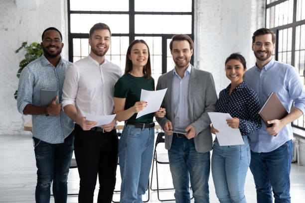 retrato de grupo feliz e diversificado de estagiários ou estudantes - trainee - fotografias e filmes do acervo