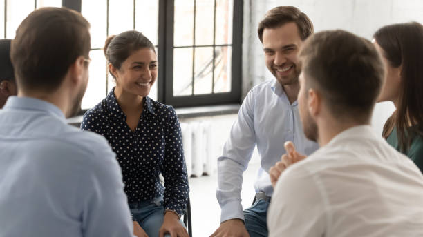 glückliche millennial vielfältige gruppe diskutieren persönliche probleme - storytelling stock-fotos und bilder