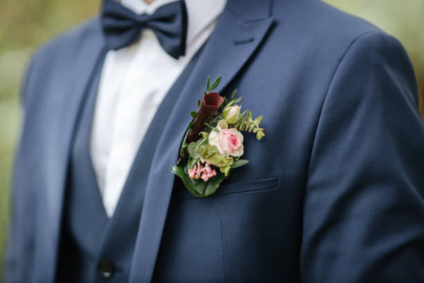 галстук-бабочка, цветок и рубашка жениха крупным планом - pocket suit close up shirt стоковые фото и изображения