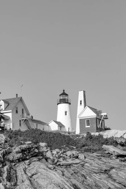 знаменитый старый маяк пемакид точки в бристоле - pemaquid point lighthouse стоковые фото и изображения