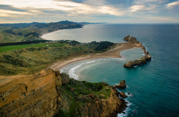 castlepoint wairarapa escarpada costa y formaciones rocosas desde el cielo - castlepoint fotografías e imágenes de stock