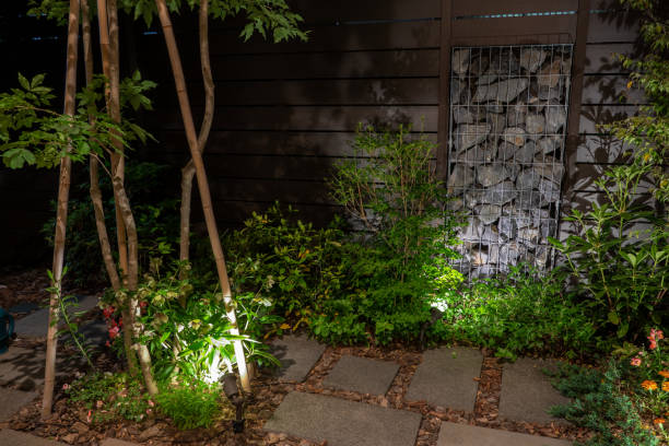 vue de nuit du petit jardin de gabion - formal garden wall ornamental garden walled garden photos et images de collection