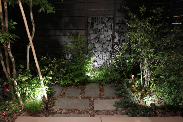 ночной вид на небольшой сад габионов - formal garden ornamental garden lighting equipment night стоковые фото и изображения