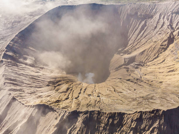 veduta aerea sul cratere del vulcano bromo nel parco nazionale bromo tengger semeru sull'isola di giava, indonesia. uno degli oggetti vulcanici più famosi al mondo. concetto di viaggio in indonesia - crateri foto e immagini stock