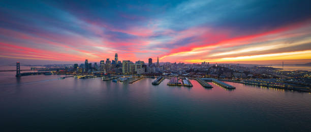 horizon de san francisco avec les nuages dramatiques au coucher du soleil - financial district photos et images de collection