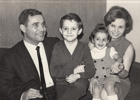 Imagen vintage hecha en los años 60: pareja madura sonriente posando con sus hijos photo
