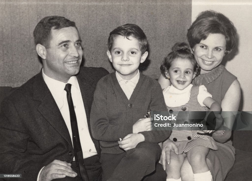 Imagen Vintage Hecha En Los Años 60 Pareja Madura Sonriente Posando Con Sus  Hijos Foto de stock y más banco de imágenes de Retro - iStock
