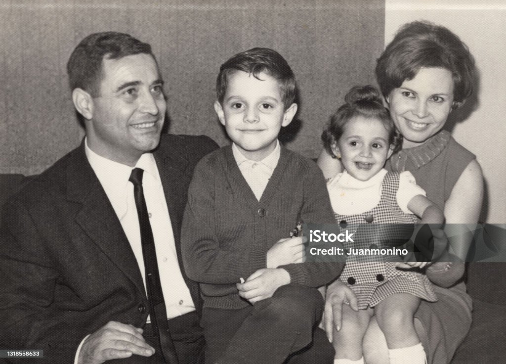 Imagen Vintage Hecha En Los Años 60 Pareja Madura Sonriente Posando Con Sus Hijos Foto de stock y más banco de imágenes de Retro - iStock Imagen Vintage Hecha En Los Años 60 Pareja Madura Sonriente Posando Con Sus Hijos Foto de stock y más banco de imágenes de Retro - iStock
