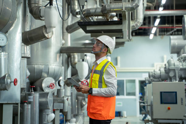 ingeniero de verificación y mantenimiento de datos técnicos del condensador del equipo del sistema bomba de agua y sistema de compresor de aire de tubería. - engineer heat machine part repairing fotografías e imágenes de stock