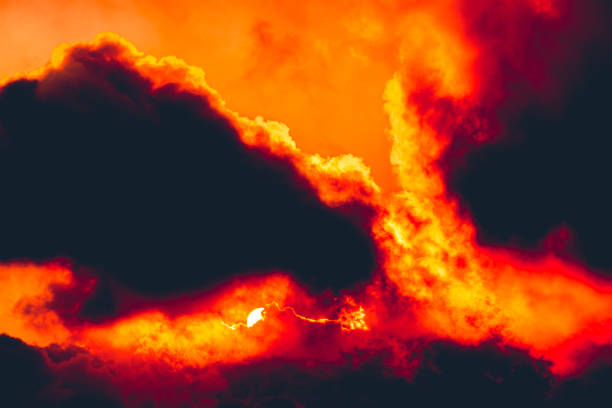 niesamowite dramatyczne ogień-czerwony płonący wschód słońca niebo, szkarłatny cloudscape - cirrocumulus zdjęcia i obrazy z banku zdjęć