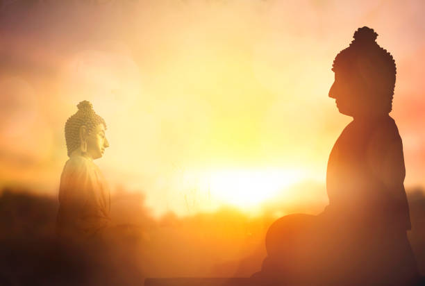 vesak day konzept: silhouette buddha auf goldenem sonnenuntergang hintergrund - vesak day stock-fotos und bilder