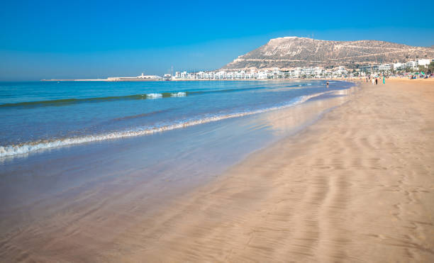 spiaggia di agadir sull'oceano atlantico in marocco - nobody africa summer tourist resort foto e immagini stock