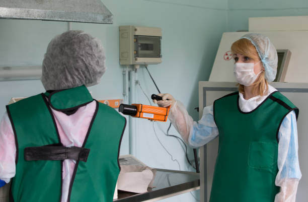 las enfermeras preparan el yodo de la radiación para el tratamiento oncológico - irradiation fotografías e imágenes de stock