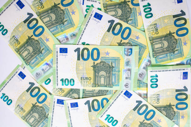 billetes de 100 euros - one hundred euro banknote fotografías e imágenes de stock