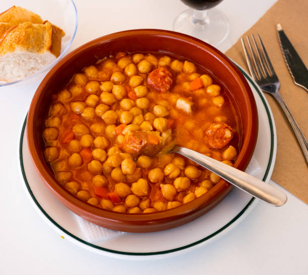 ガルバンゾス・ア・ラ・リオヤナ、ハムとスペインのひよこ豆のシチュー - cooked chick peas ストックフォトと画像