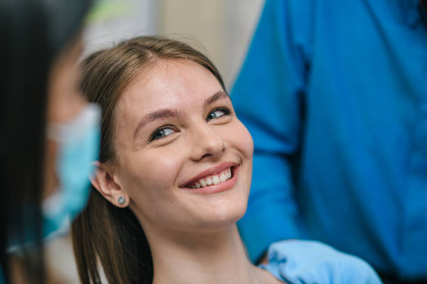 zufrieden mit ihren zähnen - teenager dentist patient cheerful stock-fotos und bilder