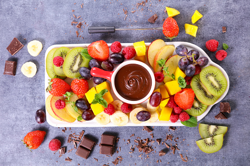 chocolate dipping sauce with fresh fruits