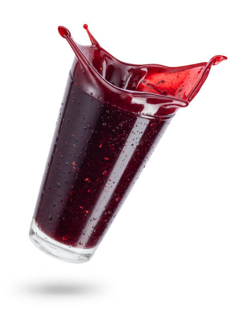 fallendes glas beeren-smoothie isoliert auf weiß - falling fruit berry fruit raspberry stock-fotos und bilder