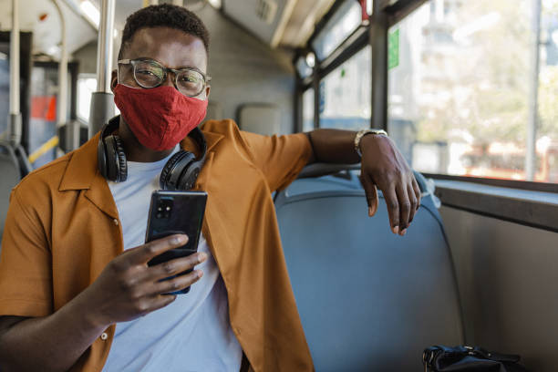 jeune afro-amérique confiante dans les transports publics - men smiling headphones individuality photos et images de collection