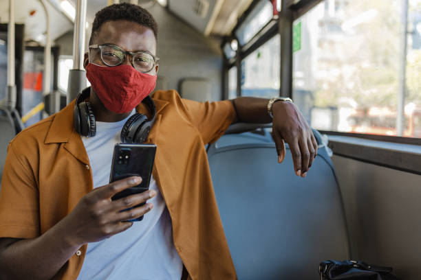 jovens africanos-americanos confiantes no transporte público - men smiling headphones individuality - fotografias e filmes do acervo