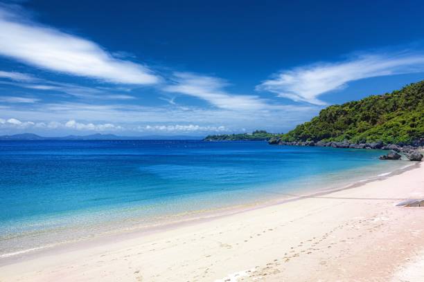 沖縄県宮城島の夏の風景 - 打ち寄せる波 ストックフォトと画像