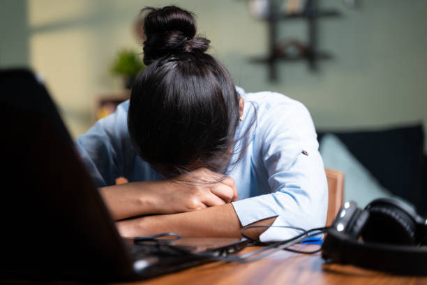 jonge bedrijfs vrouwenslaap door laptop te sluiten terwijl het werken, concept nieuwe normale burn-out, over of laat nachtwerk thuis tijdens coronavirus covid-19 pandemie - moe stockfoto's en -beelden