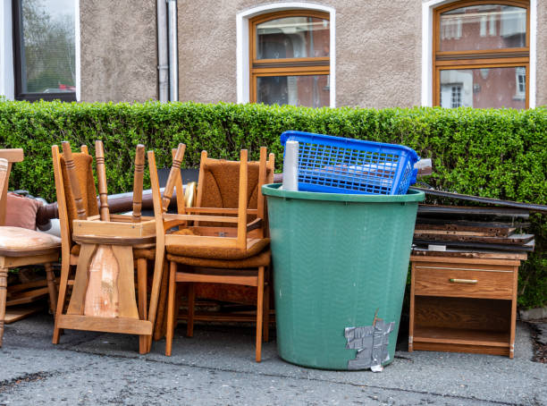 istock Clearing out bulky waste on the roadside 1318618593