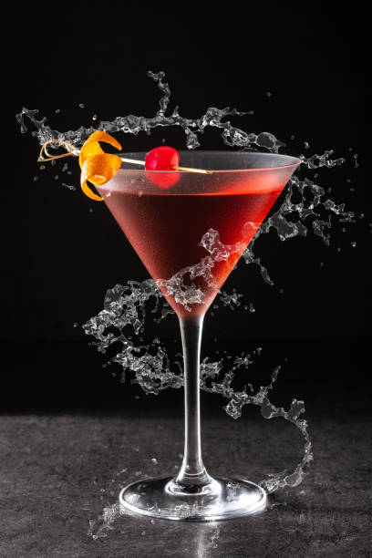 традиционный манхэттенский коктейль с вишней, брызгами в стекле - manhattan cocktail стоковые фото и изображения