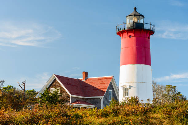 phare de nauset et huouse de gardien de phare au coucher du soleil en automne - cape cod national seashore photos et images de collection