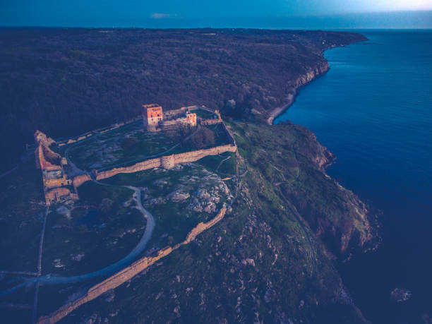 ruiny hammershus, bornholm, dania. - hammershus bornholm island denmark island zdjęcia i obrazy z banku zdjęć