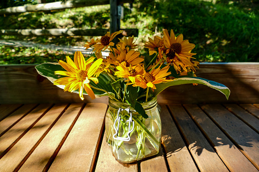 ramo de flores amarillas sobre mesa de madera, hermosa foto digital, foto digital imagen como fondo photo