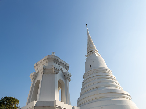 Visitors can tour the beautiful scenery inside the temple. When looking from the bottom up, you will find a lamp beside the white pagoda.